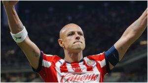 Chicharito Hernández presenta el nuevo jersey de las Chivas para el Apertura 2025