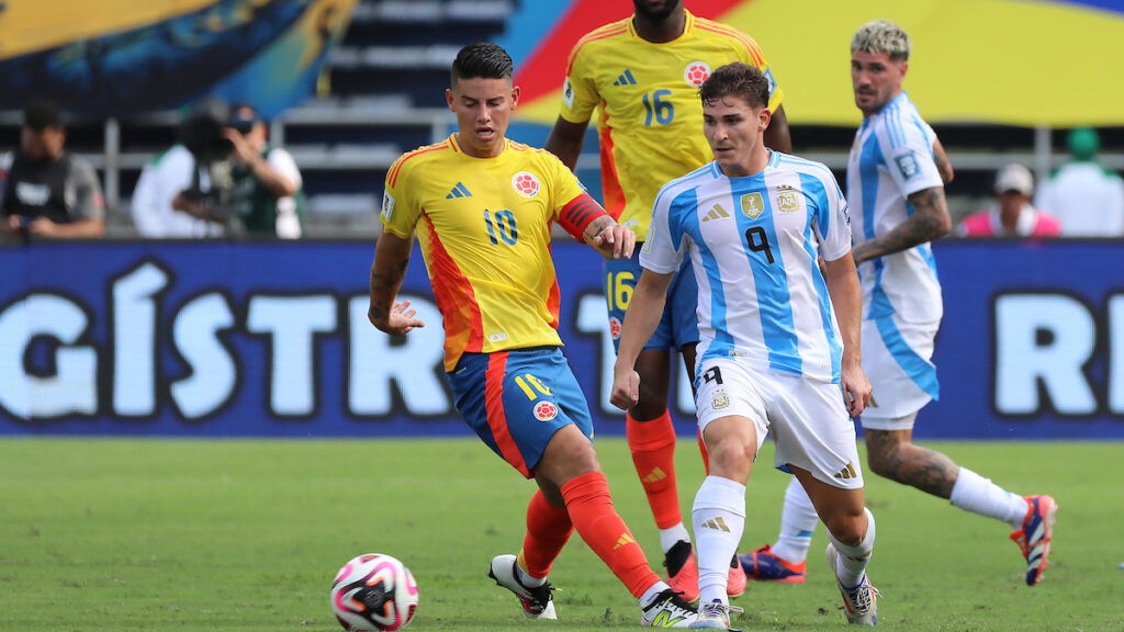 James Rodríguez y Julián Álvarez disputan la pelota. - Vizzor Image.