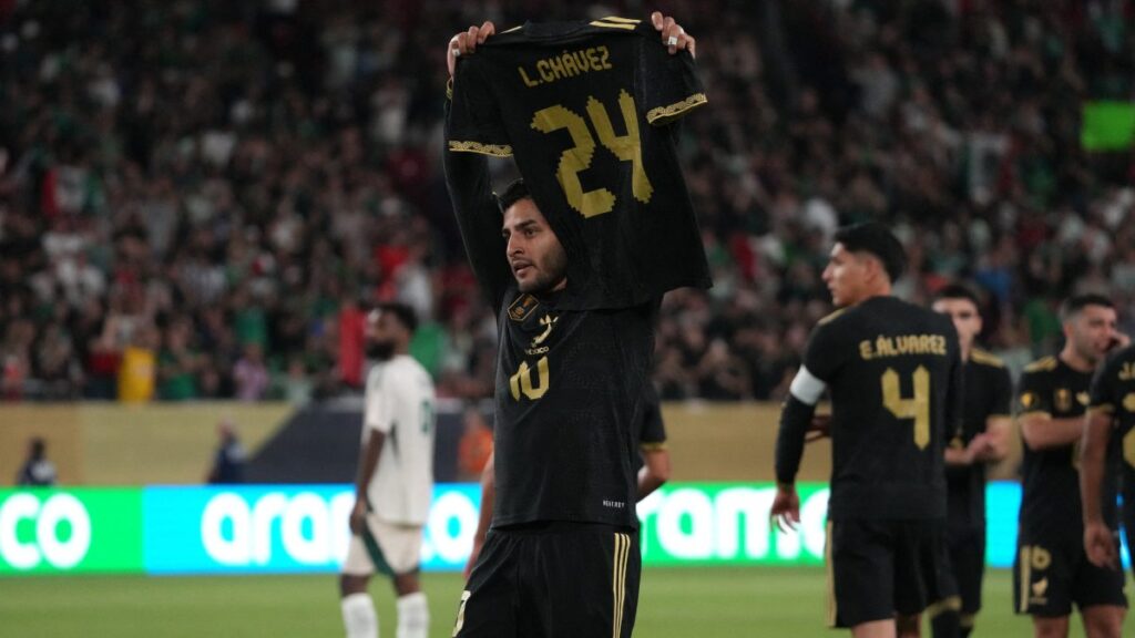 Alexis Vega celebra su gol y levanta el jersey de Chávez