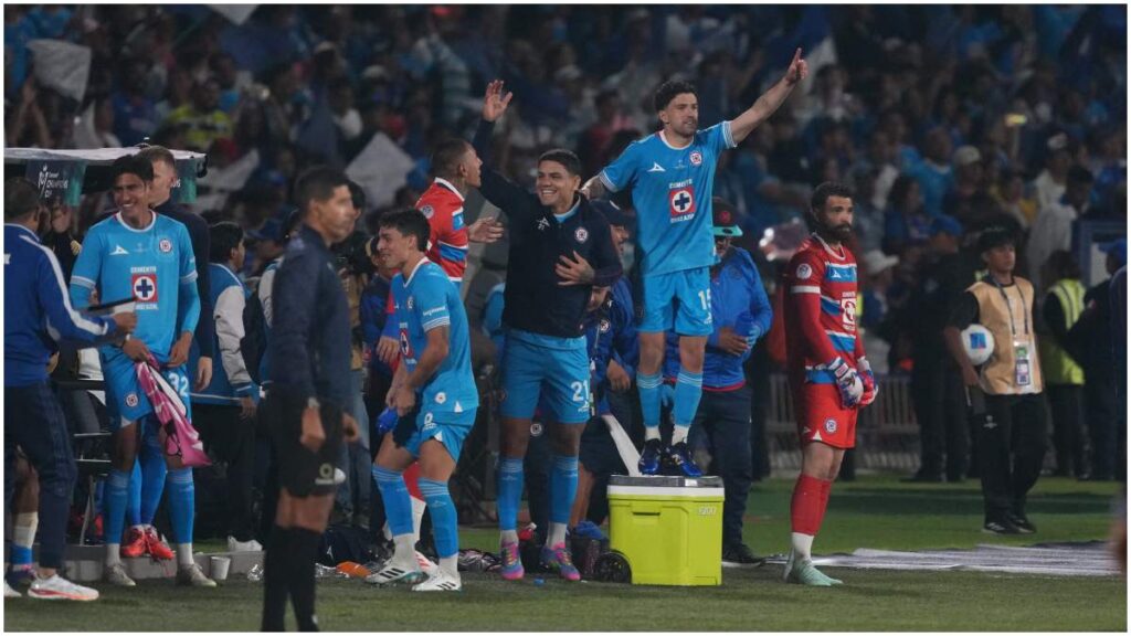 Cruz Azul se prepara para el Apertura 2025 | Reuters; Imagn Images