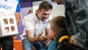 Daniel Suárez y los pilotos NASCAR conviven con niñas y niños en un hospital