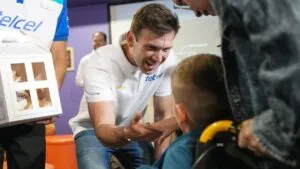 Daniel Suárez y los pilotos NASCAR conviven con niñas y niños en un hospital