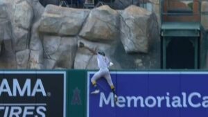 ¿La atrapada del año? Denzel Clarke escala un muro para robar el jonrón a los Angels