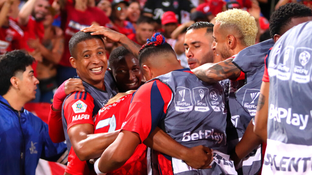 Jugadores de Independiente Medellín celebran un gol. - Vizzoer Image.