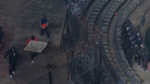 ¡La violencia en Argentina no tiene fin! El Colón vs Mitre, suspendido por graves incidentes en la tribuna