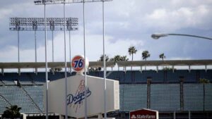 Polémica en el estadio de Dodgers: equipo prohíbe el paso a agentes federales; ICE niega la presencia