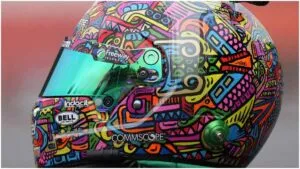 Daniel Suárez presenta el colorido casco que utilizará en la NASCAR Cup Series en México