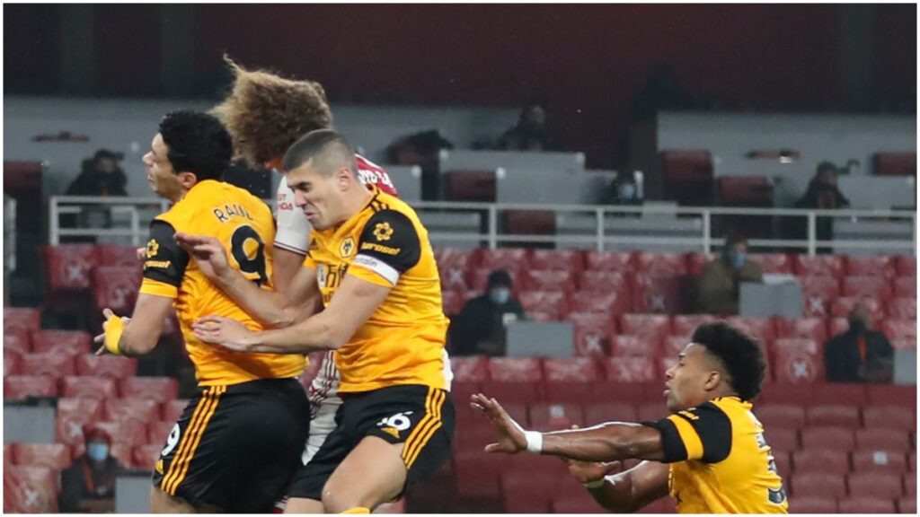 El choque de cabezas de David Luiz y Raúl Jiménez | AP