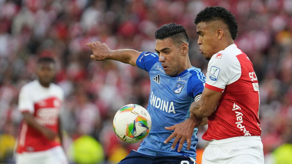Falcao García e Iván Scarpeta disputan la pelota. - Vizzor Image.