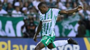 ¡Susto en El Campín! Andrés Román se desploma en pleno juego tras su viaje con la Selección Colombia