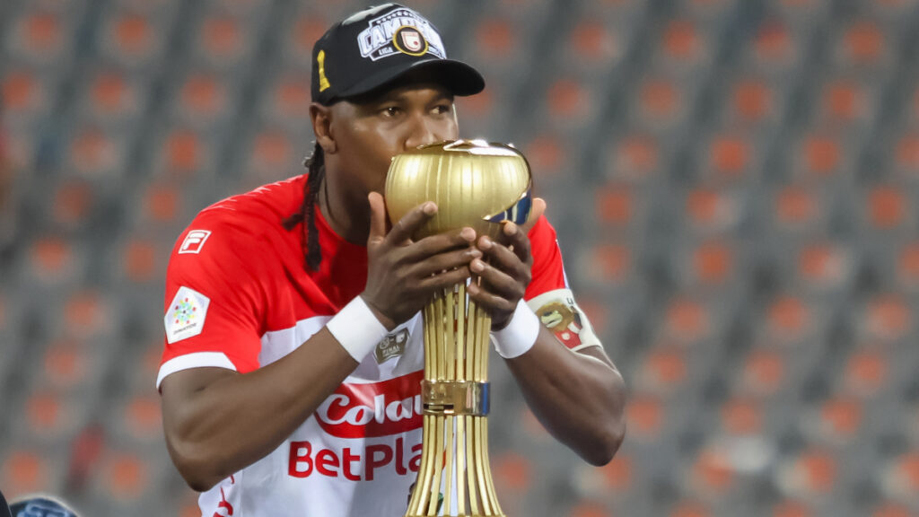 Hugo Rodallega besa el trofeo de campeón de la Liga BetPlay. | VizzorImage