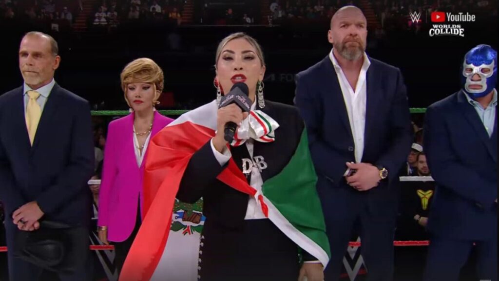 En el marco de Worlds Collide AAA vs WWE, Deyra Barrera se equivocó al momento de interpretar el Himno Nacional Mexicano