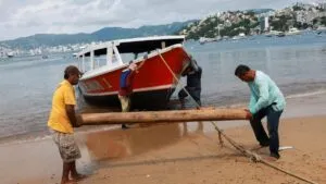 Erick toca tierra en Oaxaca como huracán categoría 3