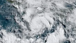 Huracán Erick amenaza con inundaciones y deslaves en el Pacífico mexicano