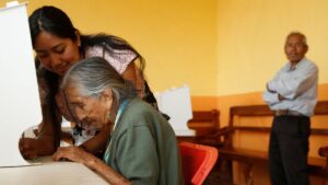 ¿Tienes credencial INAPAM? Así puedes registrarte para recibir aguinaldo en 2025