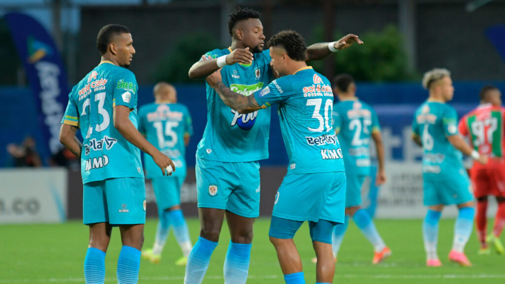 Jugadores de Jaguares celebran un gol. - Vizzor Image.