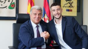 Joan García firma su contrato con el Barcelona