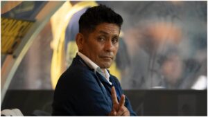 La FIFA le rinde homenaje a Jorge Campos con su mítico jersey de portero