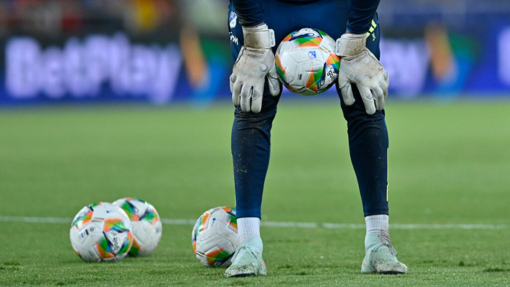 Portero, con un balón del fútbol colombiano. - Vizzor Image.