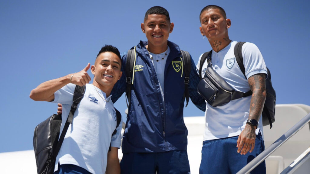 Santis, Lemus y Robles, en la llegada a Texas. (FEDEFUT)
