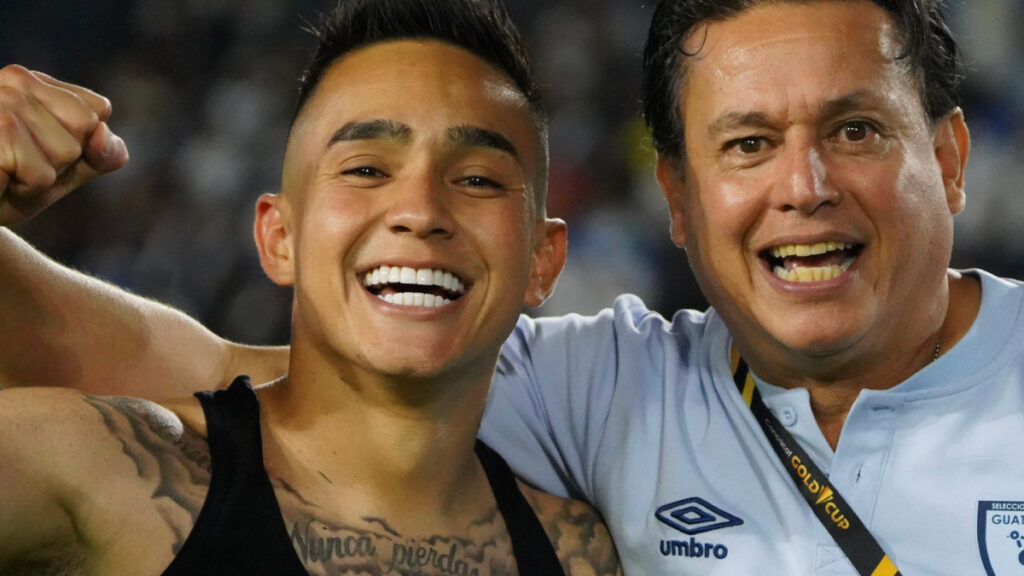 Oscar Santis junto a un colaborador. (Fedefut)