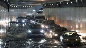Temporada de lluvias 2025: ¿Cómo salir de un coche sumergido en una inundación?