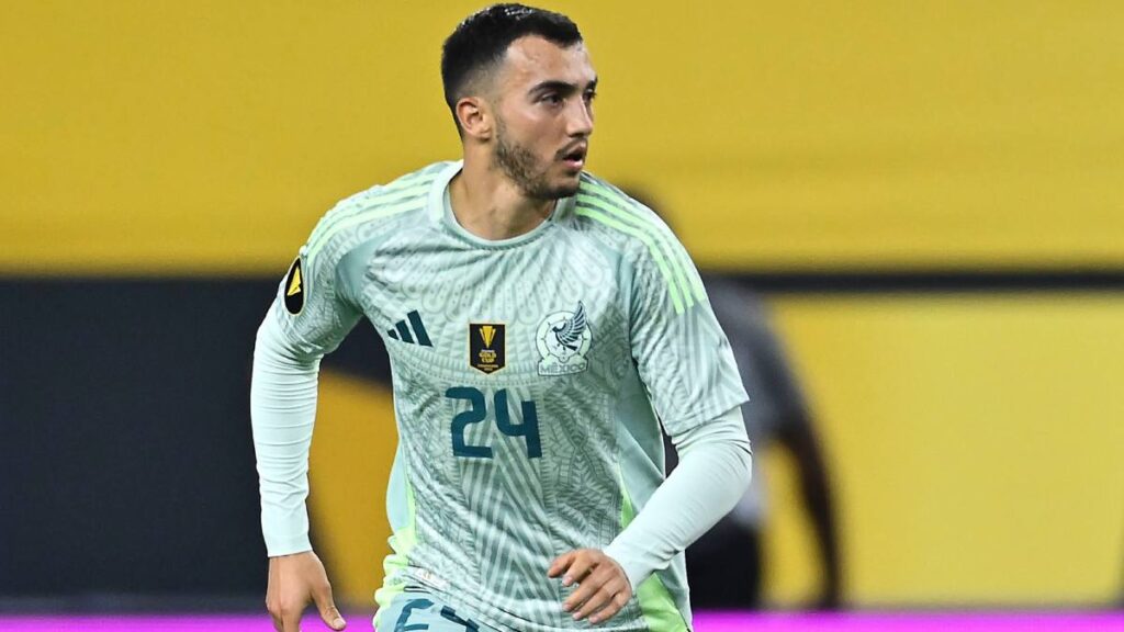 Luis Chávez durante el partido ante Surinam 