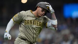 Manny Machado sentencia a Milwaukee con un jonrón solitario