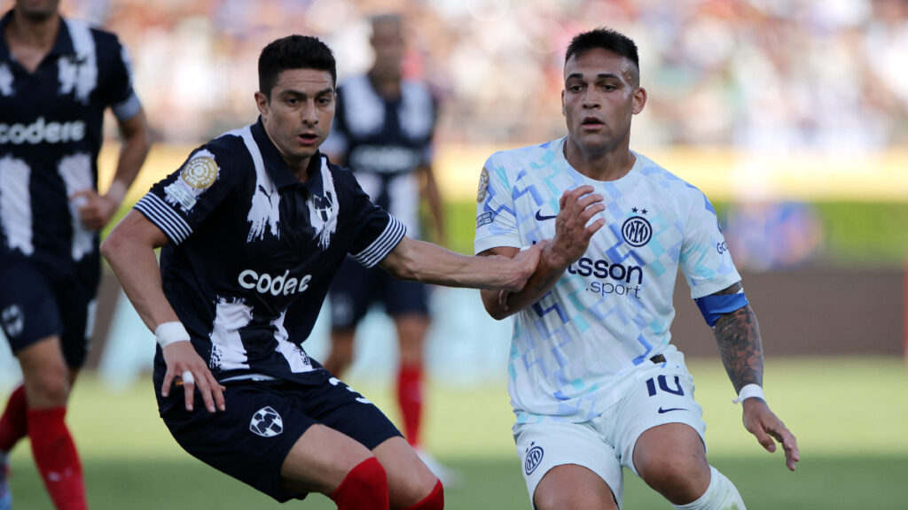 Stefan Medina y Lautaro Martínez disputan la pelota. - Reuters.