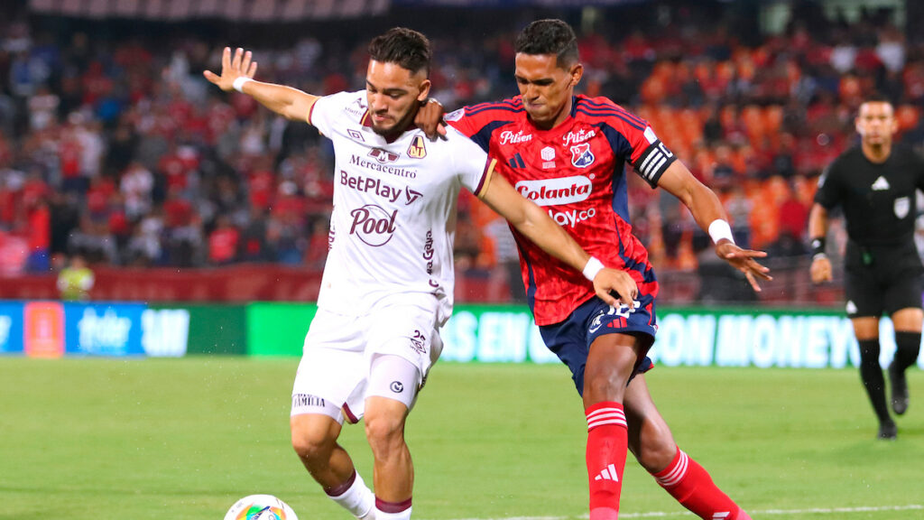 Andrés Arroyo y Hómer Martínez disputan la pelota. - Vizzor Image.