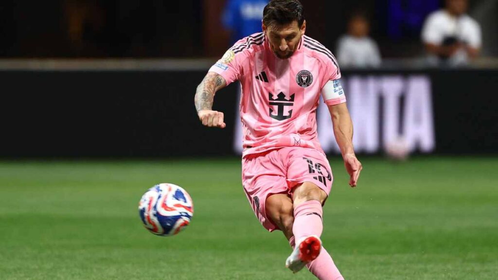 Messi marca un golazo de tiro libre ante el Porto