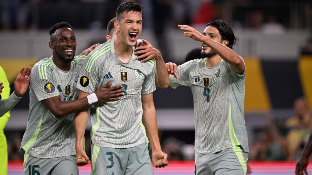 Montes durante el festejo de su primer gol