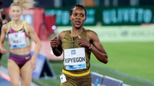 Faith Kipyegon se queda a seis segundos del histórico muro de los cuatro minutos