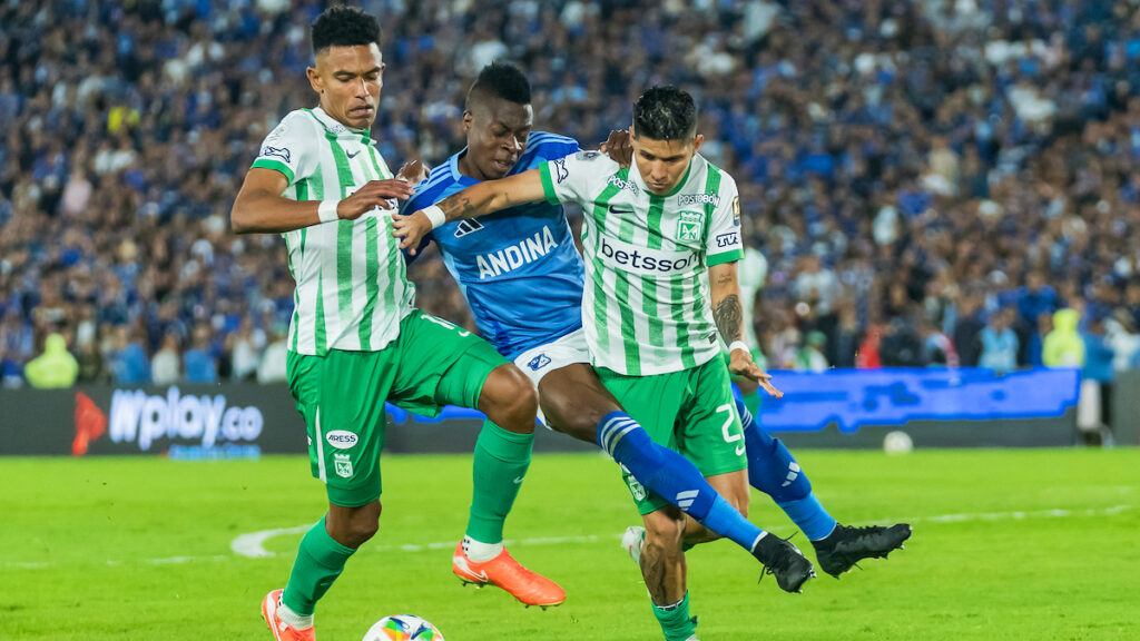 William Tesillo, Helibelton Palacios y Jorman Campuzano disputan la pelota. - Vizzor Image.