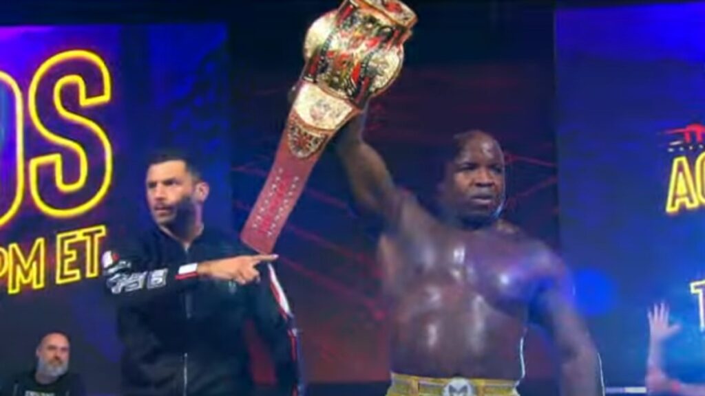 Moose retiene el título de TNA ante un agresivo Eric Young.