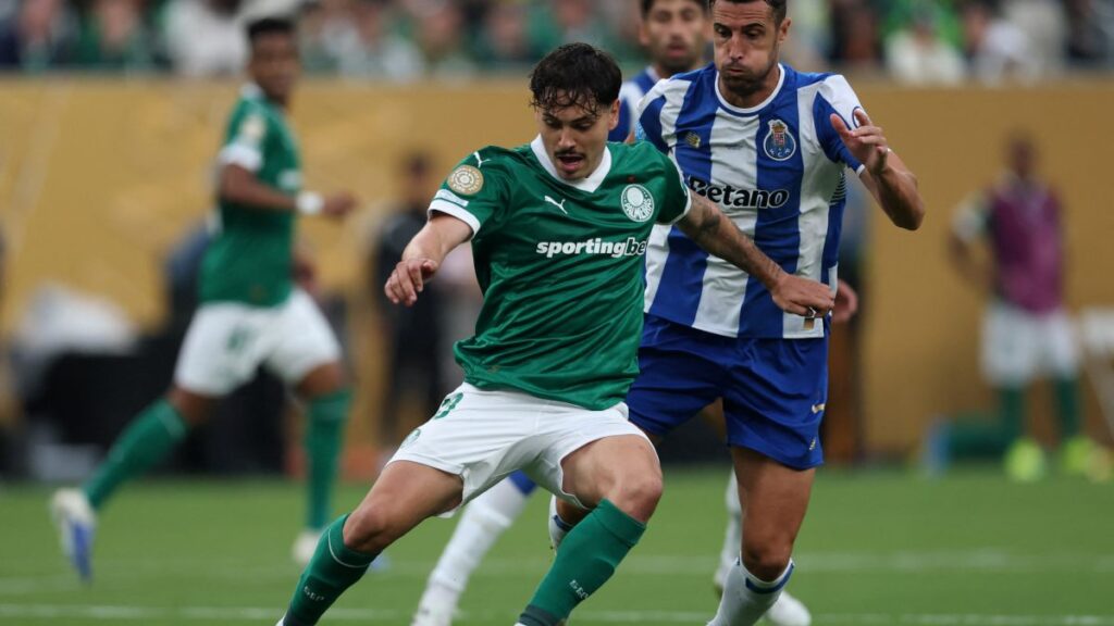 Mauricio y Moura durante el partido