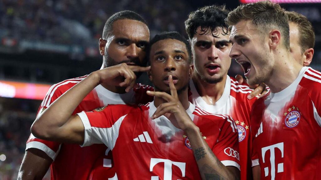 Michael Olise celebra tras gol del Bayern