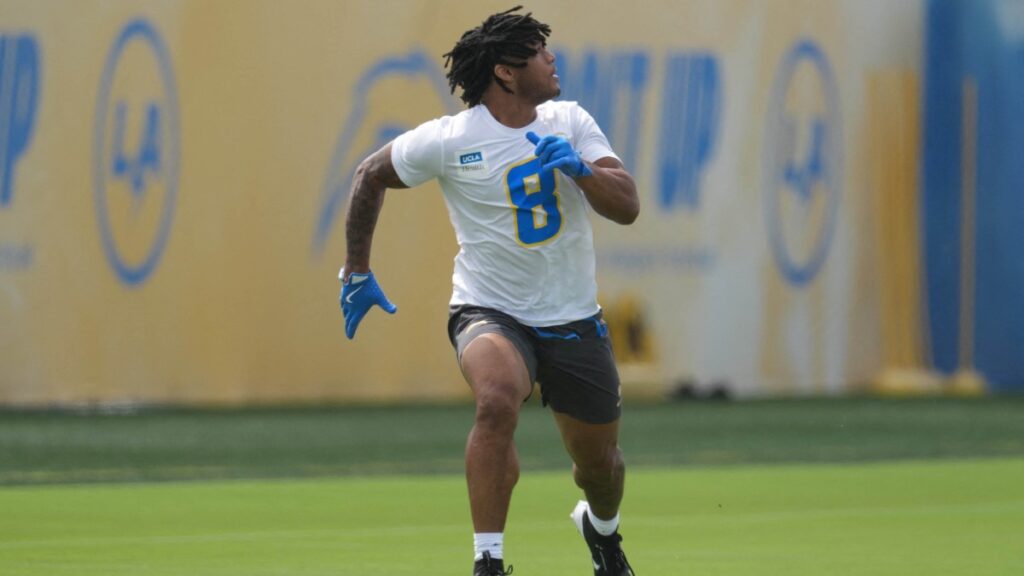 Omarion Hampton en el campamento de novatos con los Chargers