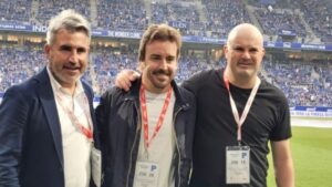 Fernando Alonso rompe su superstición, va al estadio… ¡y el Oviedo asciende a Primera!