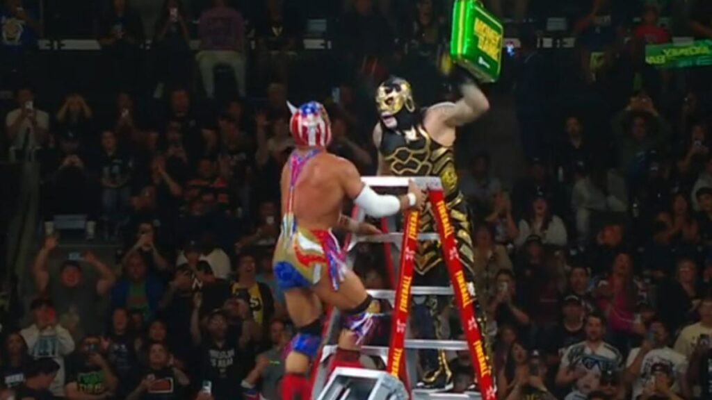 Penta Zero Miedo se queda sin el maletín en Money In The Bank; Seth Rollins se hace del contrato