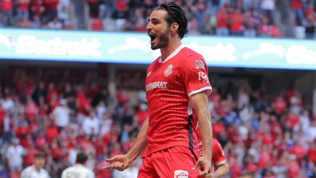 Pollo Briseño en festejo de gol