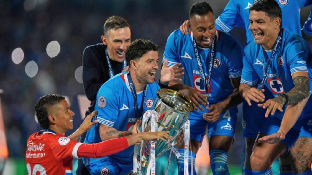 Kevin Mier y Willer Ditta, celebran el título de Cruz Azul / AP