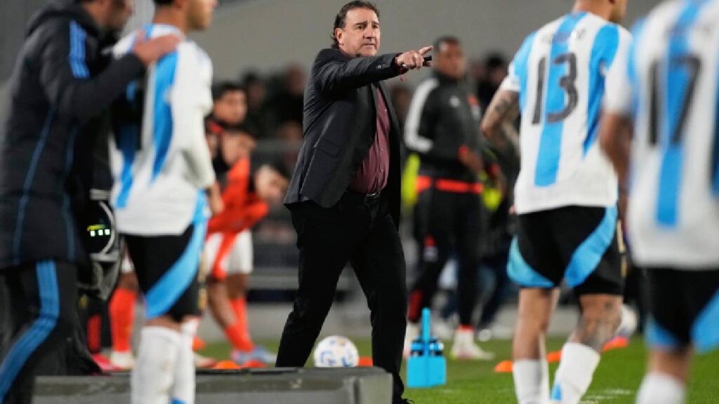 Néstor Lorenzo dirigiendo a Colombia ante Argentina / AP