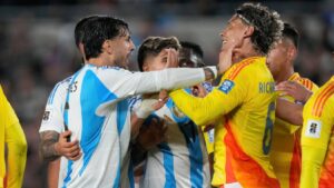 Nicolás Otamendi y Richard Ríos se sacan chispas: “Ya estas viejo, no te da ni para correr”