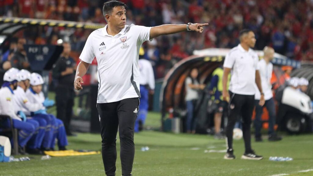 César Farías dirigiendo al Junior en la Liga BetPlay Dimayor 2025-I / Vizzor