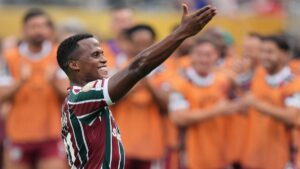 Jhon Arias anota de tiro libre y convierte el primer gol colombiano del Mundial de Clubes