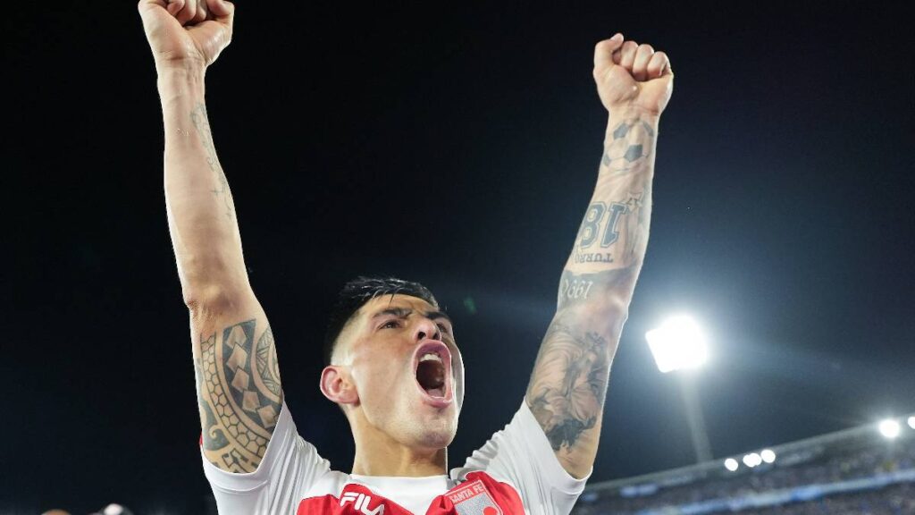 Emmanuel Olivera celebrando con Santa Fe en Colombia / Vizzor
