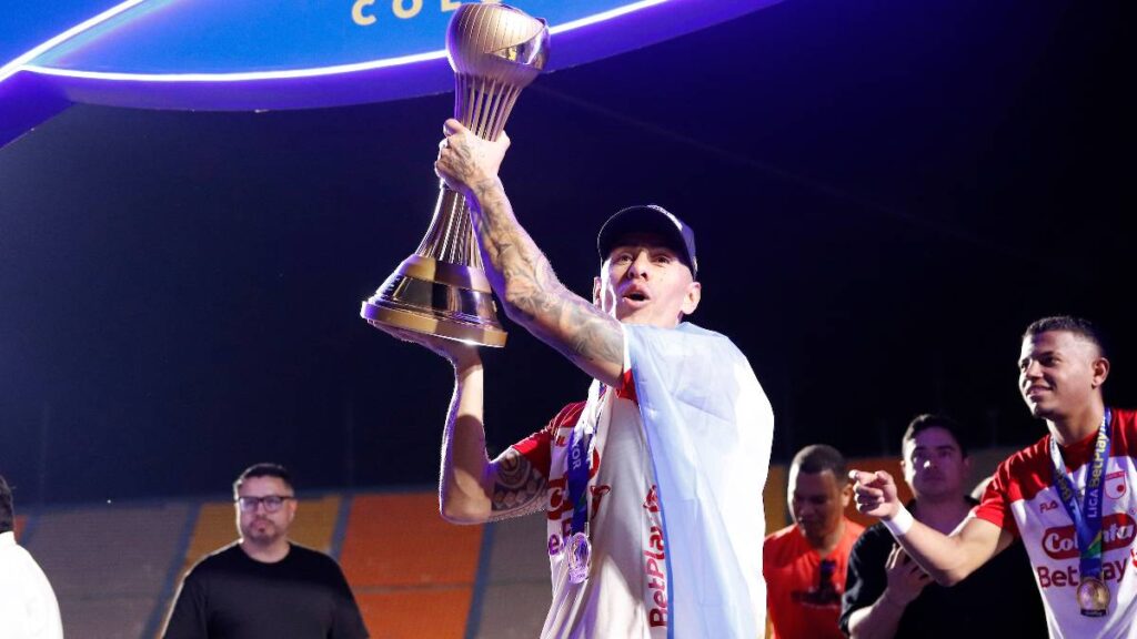 Emmanuel Olivera celebrando el título de Santa Fe / Vizzor