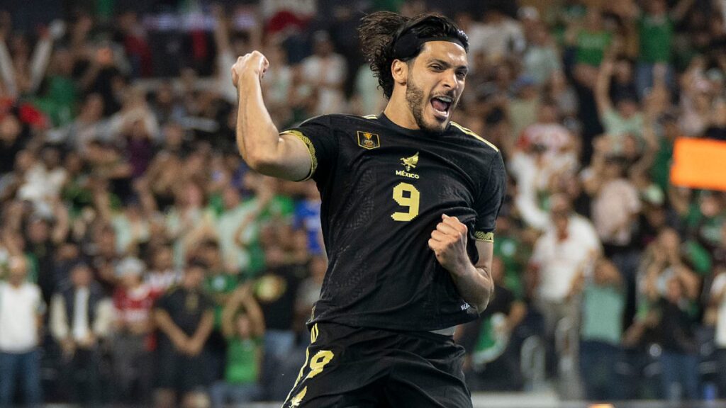 Raúl Jiménez en festejo de gol