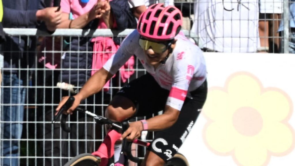 Un ciclista ayudó al rival de Isaac del Toro, Richard Carapaz, durante la penúltima etapa de la edición 2025 del Giro de Italia